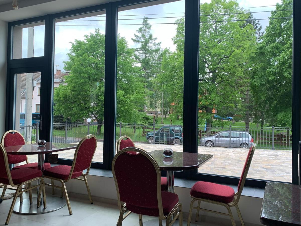 Cafe De La Creme Hotel Kuzelov Luaran gambar
