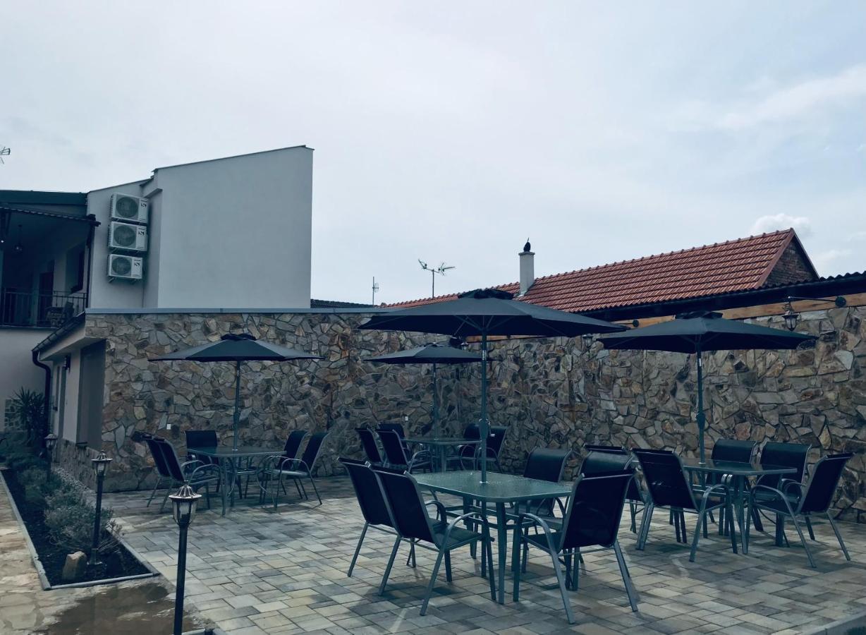 Cafe De La Creme Hotel Kuzelov Luaran gambar