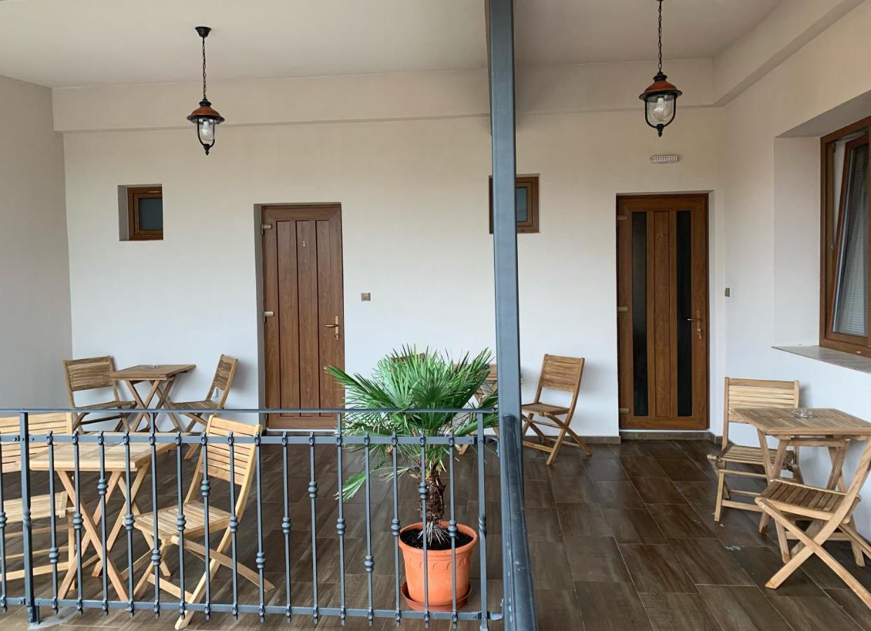 Cafe De La Creme Hotel Kuzelov Luaran gambar