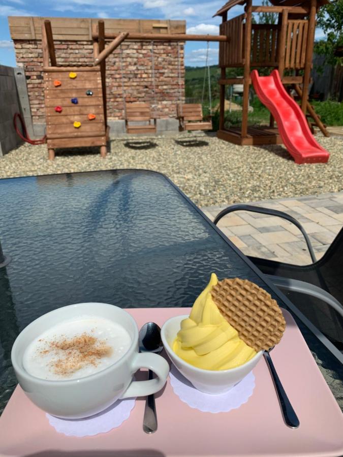 Cafe De La Creme Hotel Kuzelov Luaran gambar